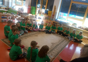 dzieci prowadzą rozmowę na temat dbania o środowisko